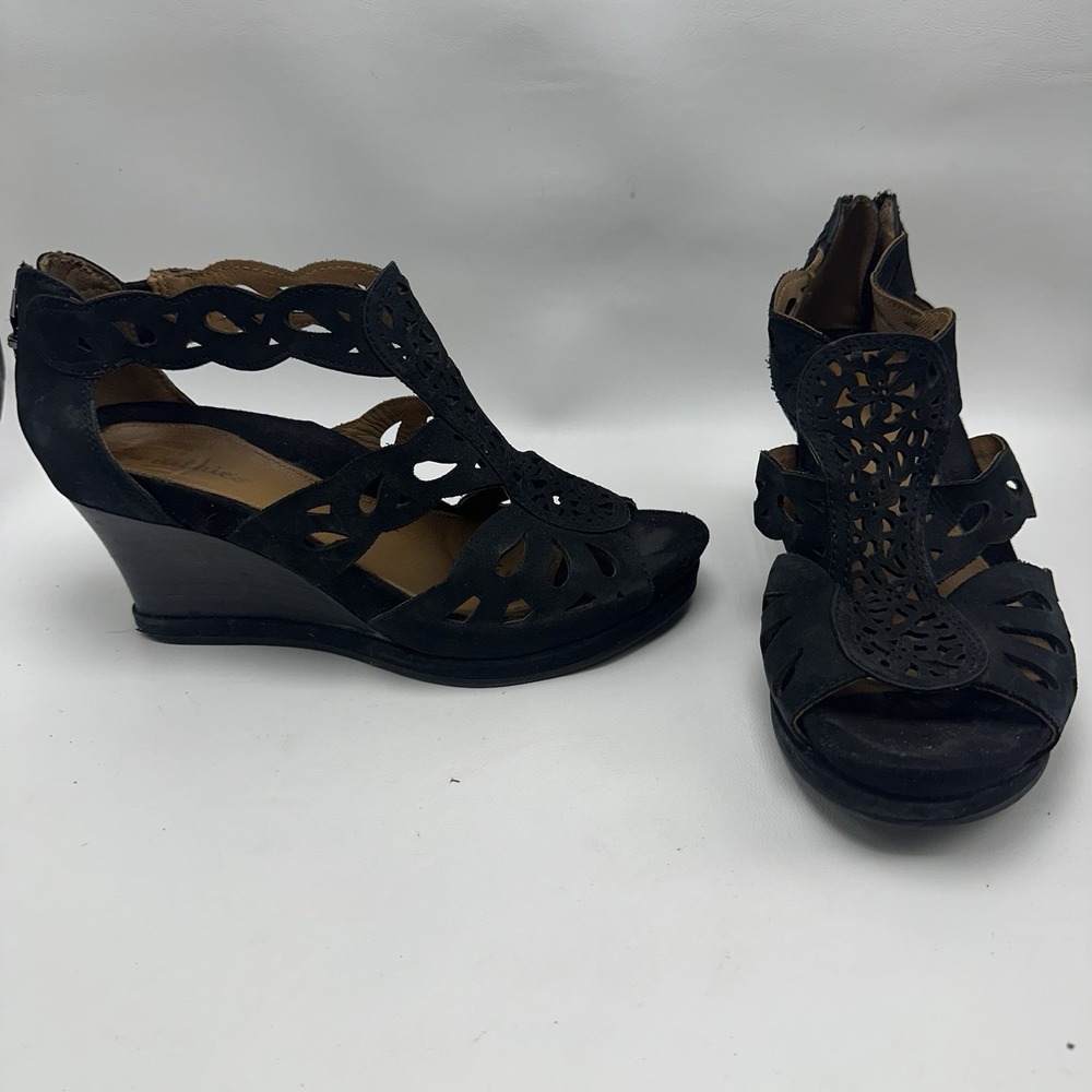 Earthies Campora Black Leather Wedge Sandals Women's Size 7.5 B Laser Cutout